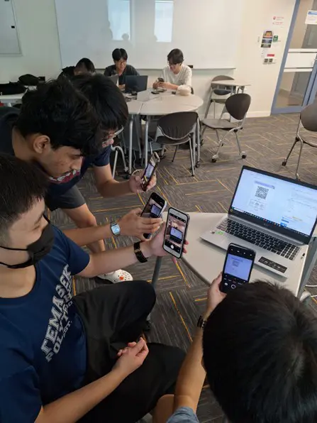 Many students scanning the nets qr